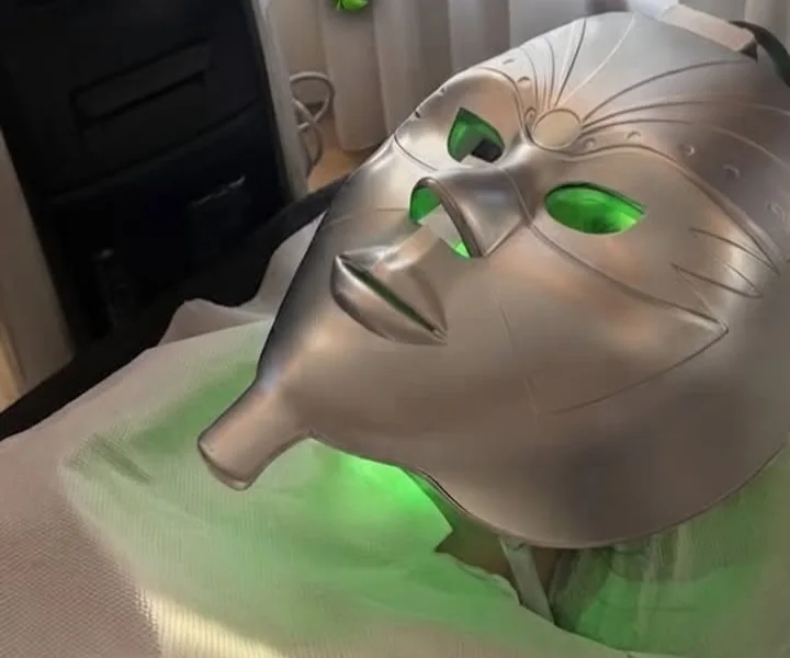 Tratament facial cu mască LED cu lumină verde