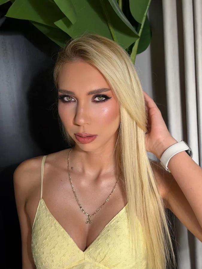Smoky eyes cu tuș și păr blond lung