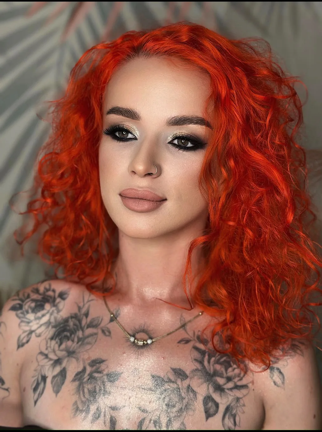 Smoky eyes cu sclipici auriu și buze nude, păr roșu creț