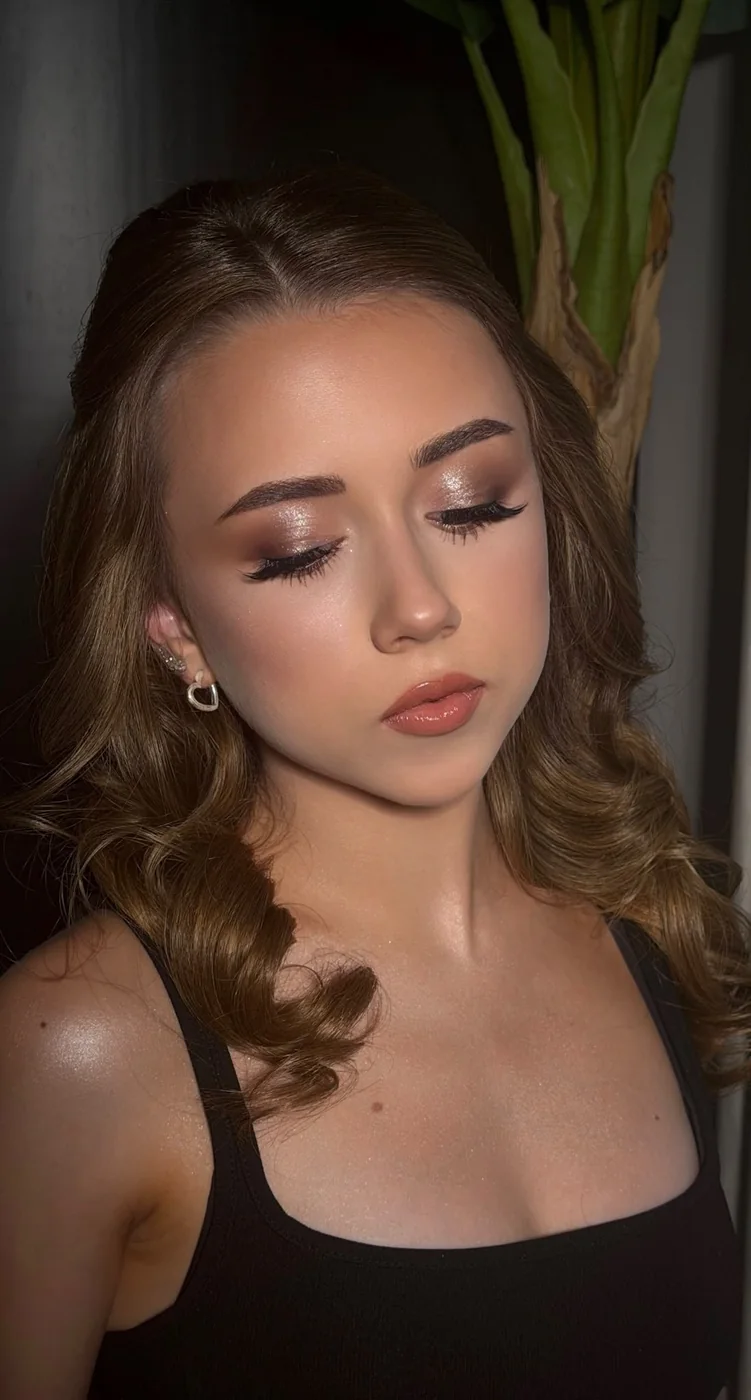 Soft glam în nuanțe de bronz și piersică, cu bucle lejere