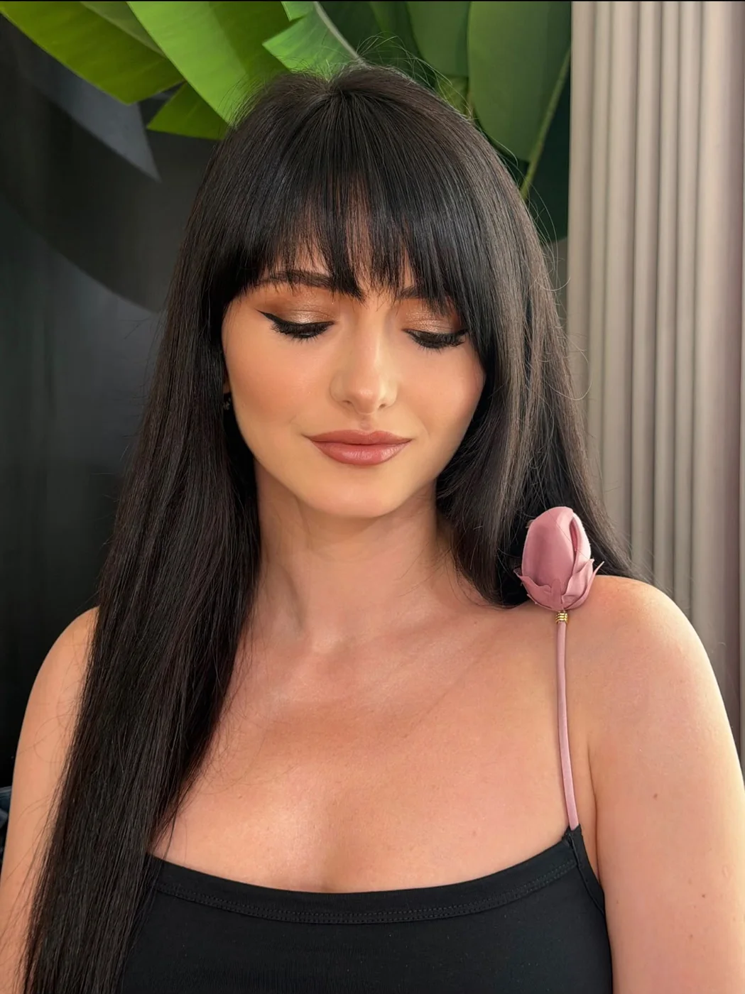 Eyeliner și pleoape arămii, păr negru cu breton