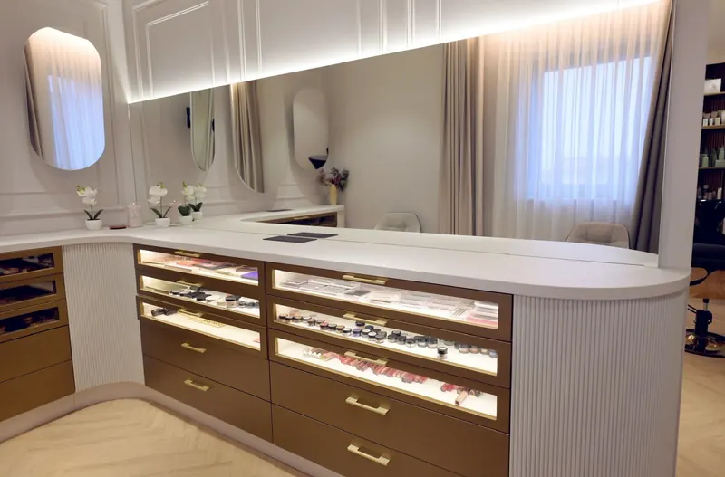 Zona de make-up: blat cu sertare luminate, oglinzi ovale și orhidee