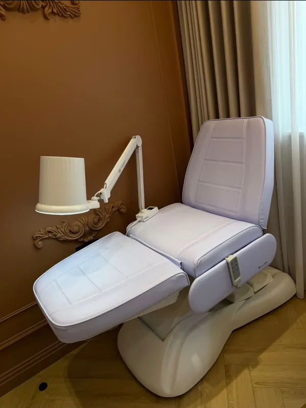 Fotoliul electric de pedichiură și cosmetică, cu lampă cu lupă