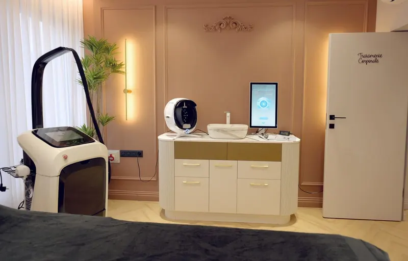 Cabinetul de tratamente: SkinDoctor, aparatul Overline și ușa „Tratamente corporale”