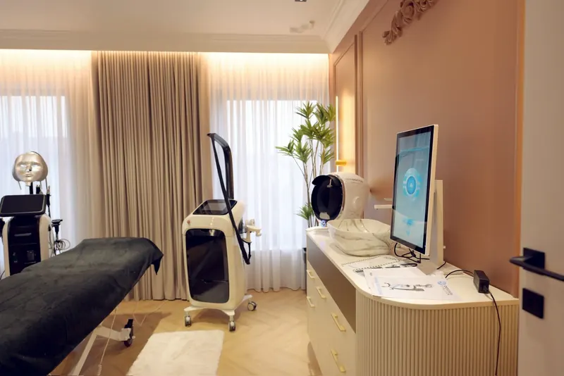 Cabinetul de tratamente, cu patul, aparatele și SkinDoctor